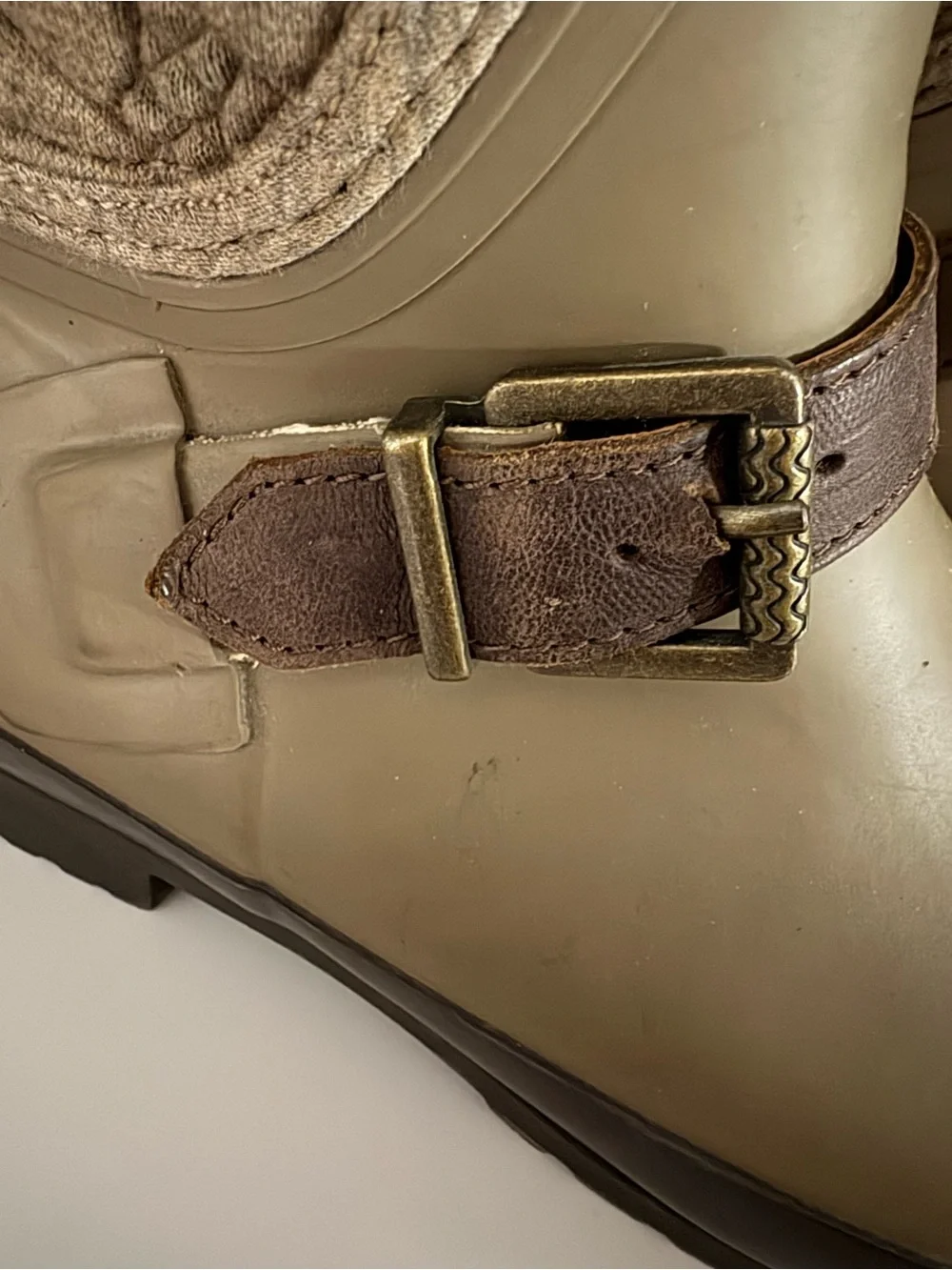 Chic Sperry Olive Colored Quilted Shaft Rain Boots with Buckle Strap Size 8